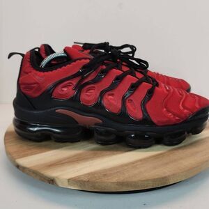 Nike Air Vapormax Plus Men's Red & Black Sneaker Size 10 Stunning Sneakers